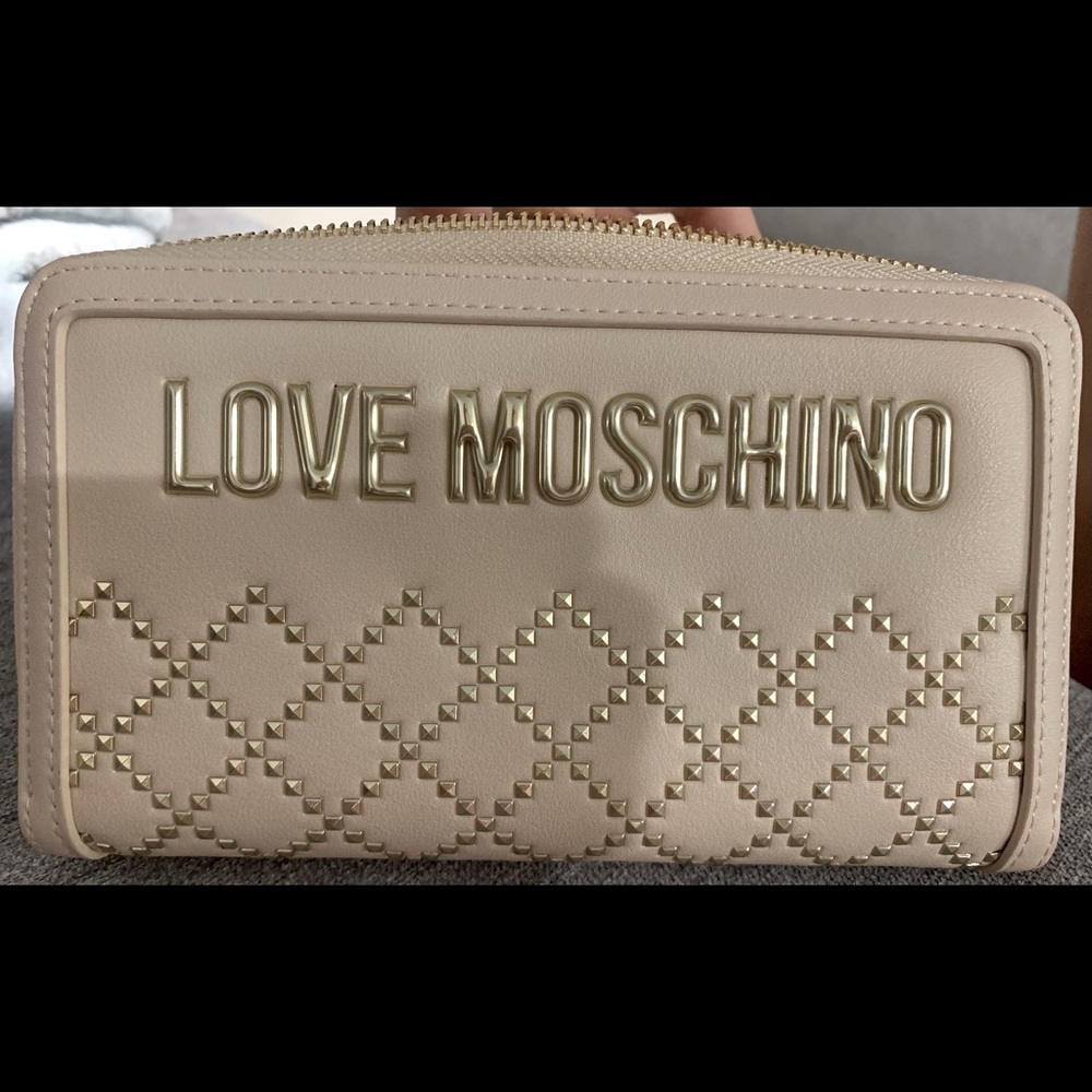 A love Moschino beige’s wallet.
